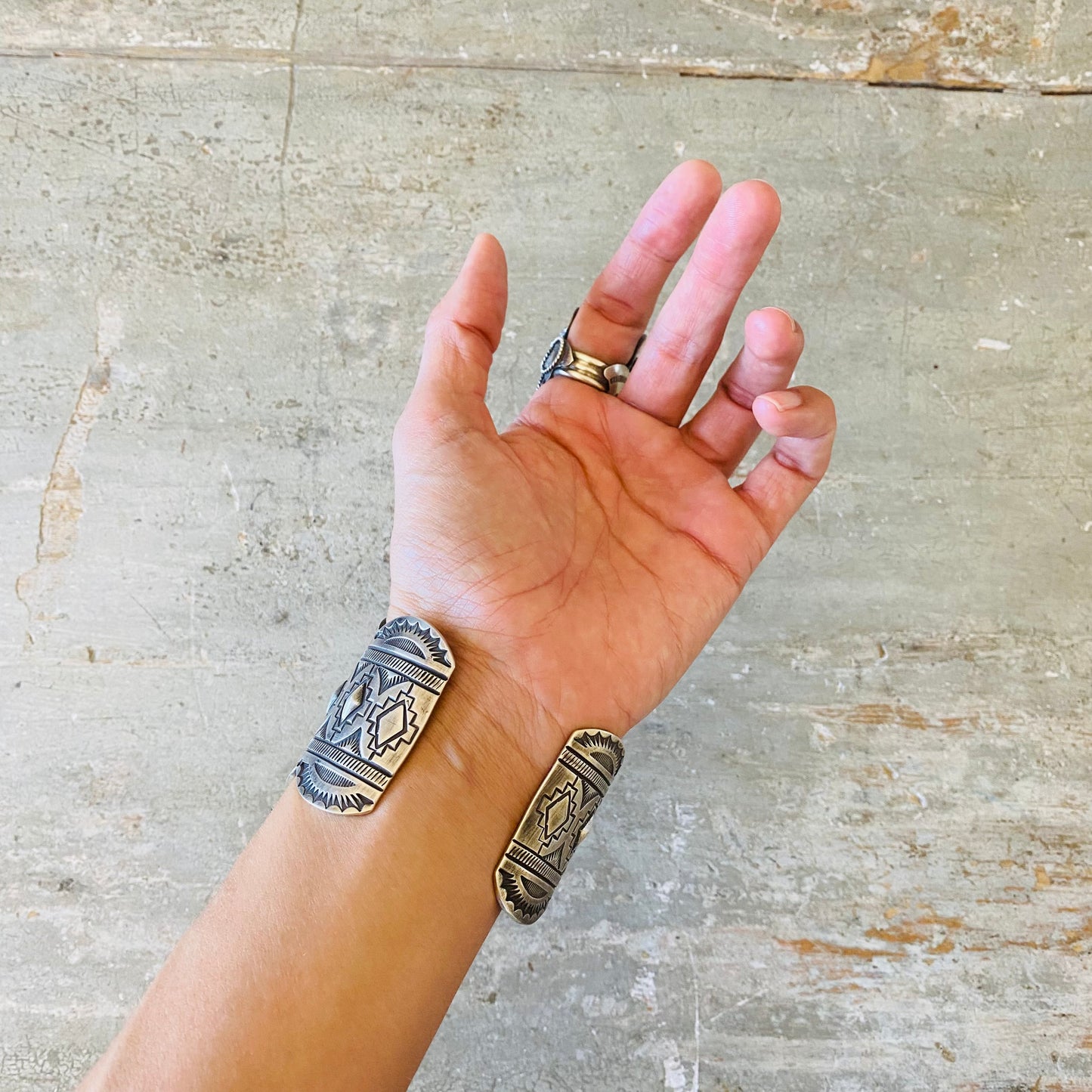 Navajo Tim Yazzie Sterling Silver & Pink Conch Saddle Ring