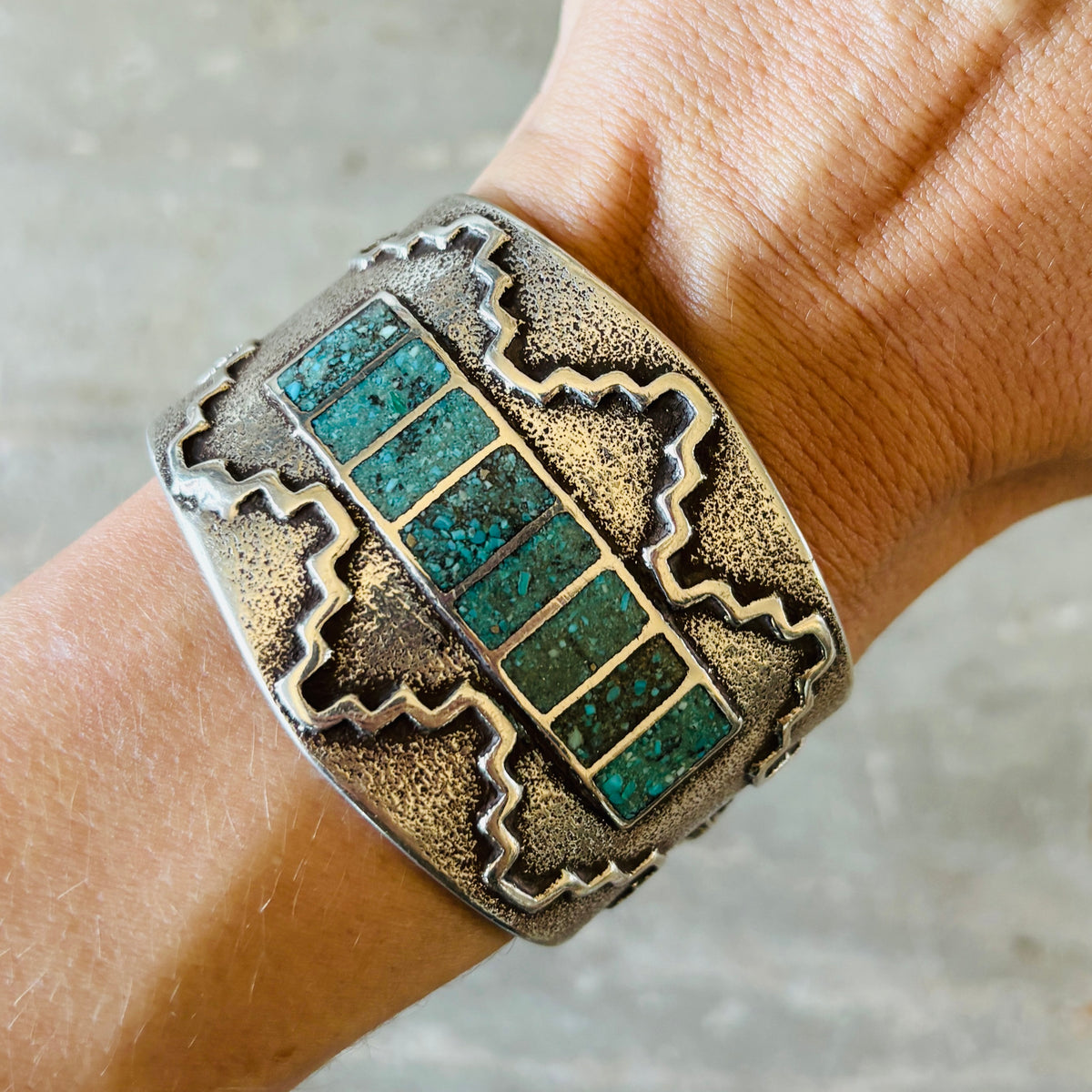Vintage Navajo Delbert Arviso Sterling Silver & Turquoise Chip Inlay Tufa Cast Cuff